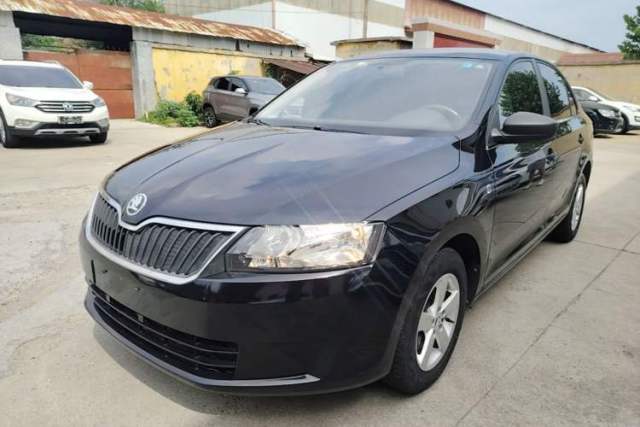Skoda Rapid 2015 1.6L Manual Le Xuan Model مستعملة