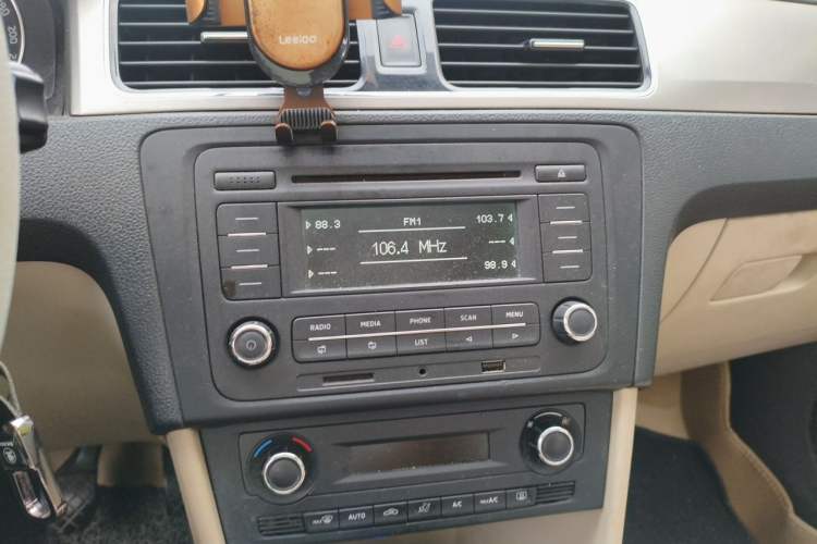 Used Skoda Rapid 2015 1.6L Manual Preferred Model Audio And AC Panel