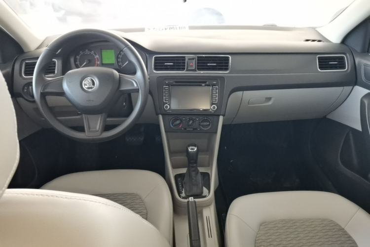 Used Skoda Rapid 2015 1.6L Automatic Smart Selection Model Center Console