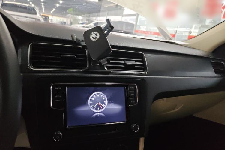 Used Skoda Rapid 2015 1.6L Manual Smart Selection Model Center Console