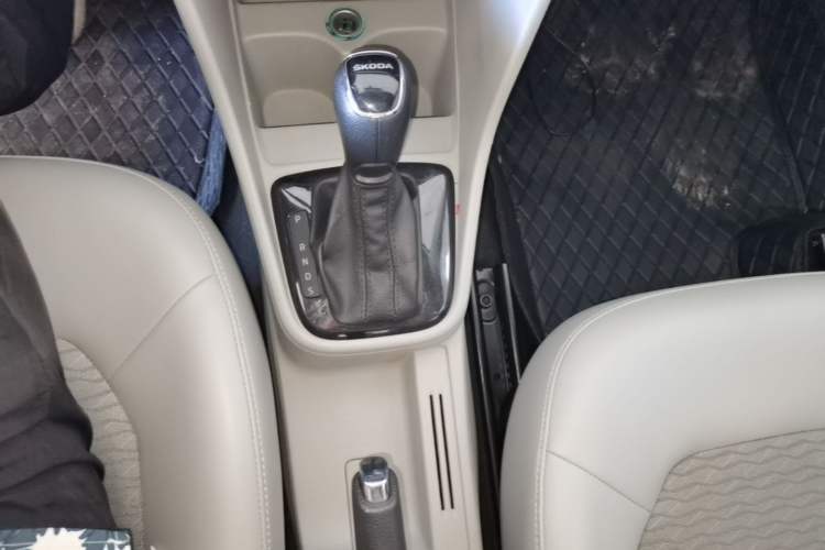 Used Skoda Rapid 2015 1.6L Automatic Smart Selection Model Gear Lever