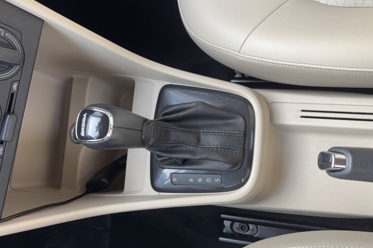 Used Skoda Rapid 2015 1.6L Automatic Smart Selection Model Gear Lever