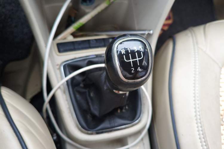 Used Skoda Rapid 2015 1.6L Manual Preferred Model Gear Lever