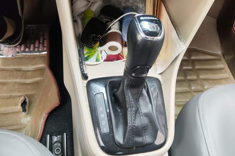 Used Skoda Rapid 2015 1.6L Automatic Smart Selection Model Gear Lever