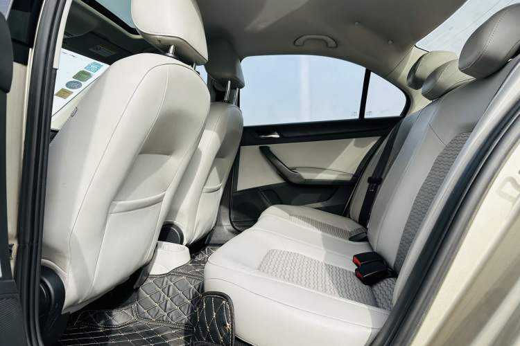 Used Skoda Rapid 2015 1.6L Automatic Smart Selection Model Interior 3