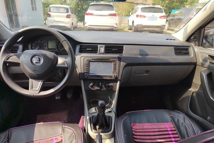 Used Skoda Rapid 2015 1.6L Manual Le Xuan Model Interior 3