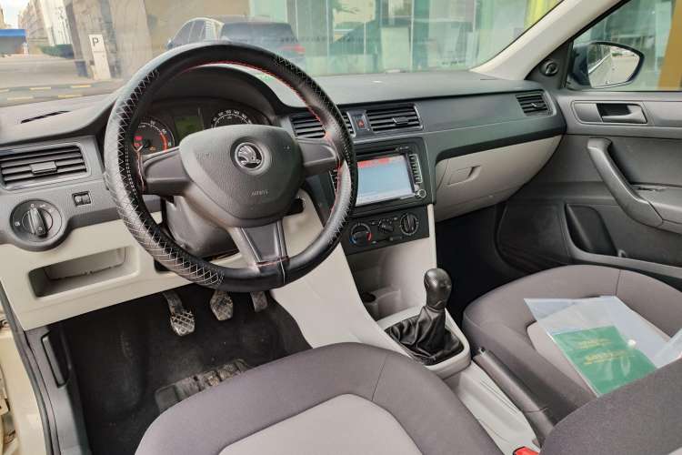 Used Skoda Rapid 2015 1.4L Manual Enjoyment Model Interior 4