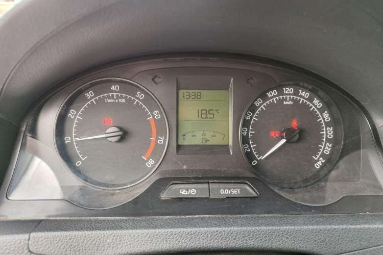 Used Skoda Rapid 2015 1.4L Manual Enjoyment Model Interior 5