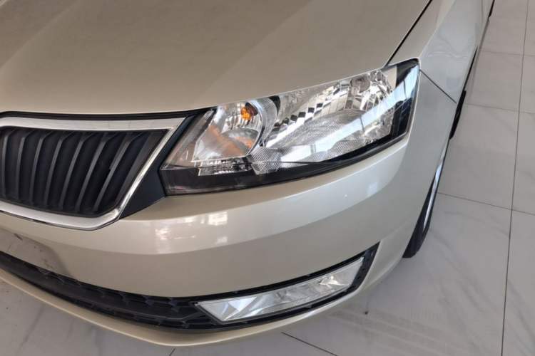 Used Skoda Rapid 2015 1.6L Automatic Smart Selection Model Left Front Headlight