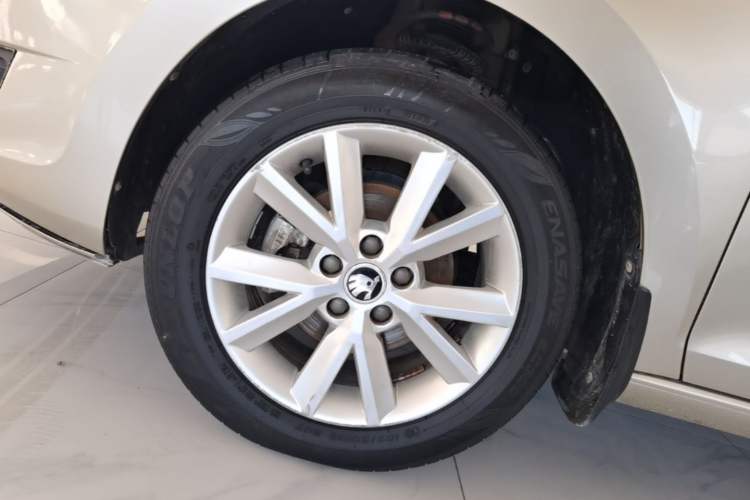 Used Skoda Rapid 2015 1.6L Automatic Smart Selection Model Left Front Wheel Hub