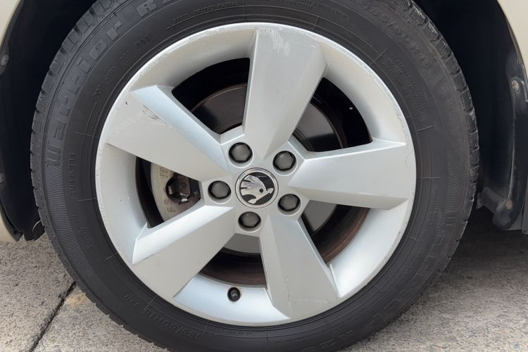 Used Skoda Rapid 2015 1.6L Automatic Smart Selection Model Left Front Wheel Hub