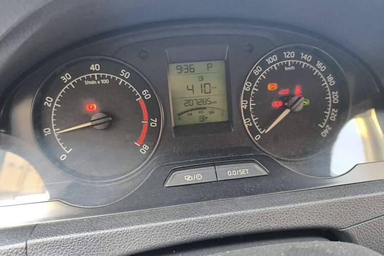 Used Skoda Rapid 2015 1.6L Automatic Smart Selection Model Odometer Close Up