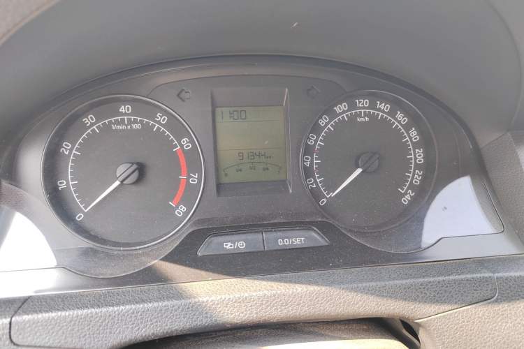 Used Skoda Rapid 2015 1.6L Manual Le Xuan Model Odometer Close Up