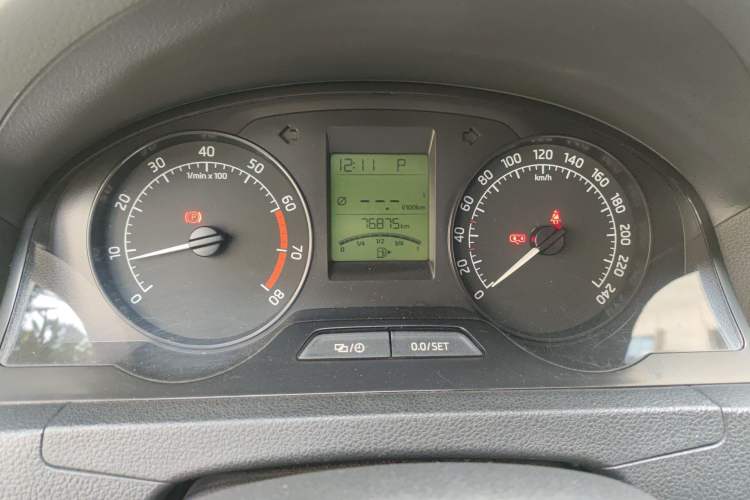 Used Skoda Rapid 2015 1.6L Automatic Smart Selection Model Odometer Close Up