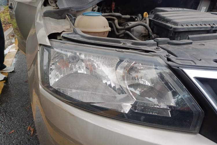 Used Skoda Rapid 2015 1.6L Automatic Enjoyment Selection Model Right Front Headlight