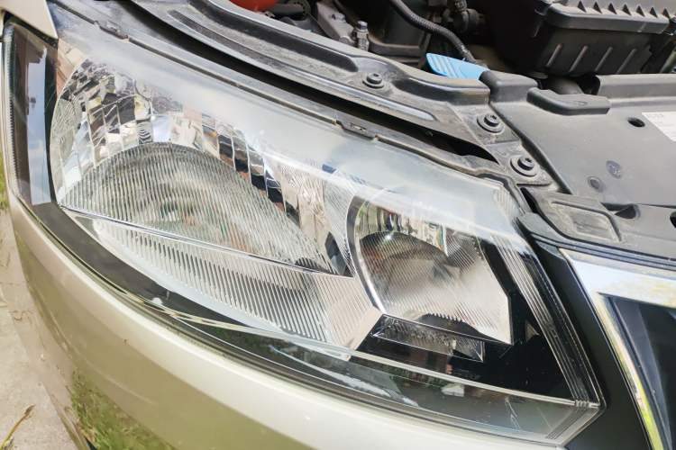 Used Skoda Rapid 2015 1.6L Automatic Smart Selection Model Right Front Headlight