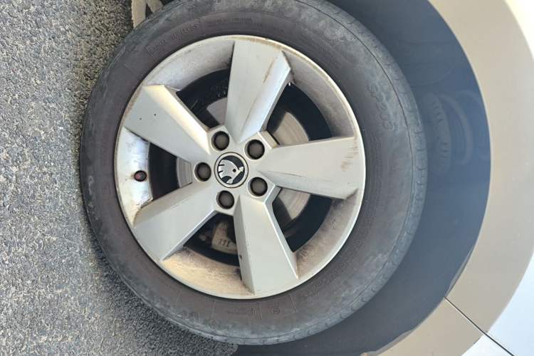 Used Skoda Rapid 2015 1.6L Automatic Smart Selection Model Right Front Wheel Hub