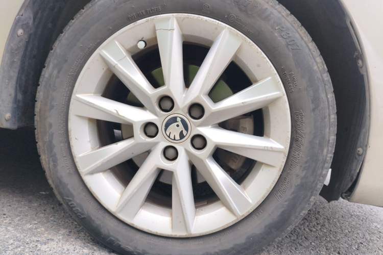 Used Skoda Rapid 2015 1.6L Manual Preferred Model Right Front Wheel Hub
