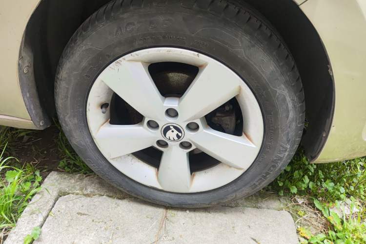 Used Skoda Rapid 2015 1.6L Automatic Smart Selection Model Right Front Wheel Hub