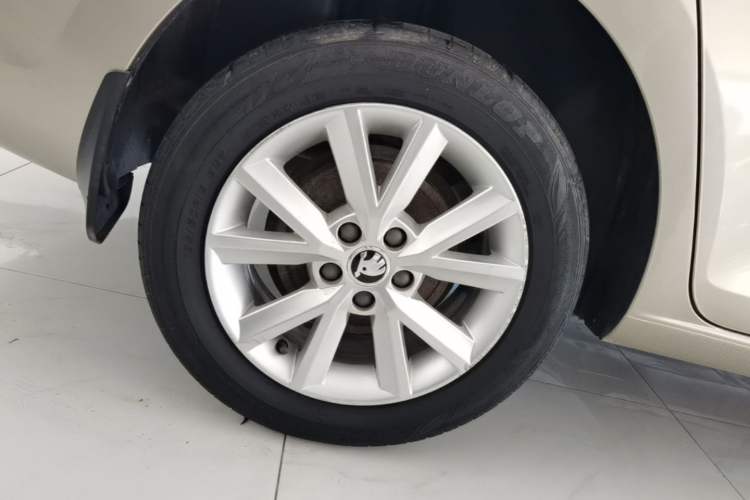 Used Skoda Rapid 2015 1.6L Automatic Smart Selection Model Right Rear Wheel Hub