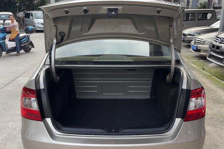 Used Skoda Rapid 2015 1.6L Automatic Smart Selection Model Trunk