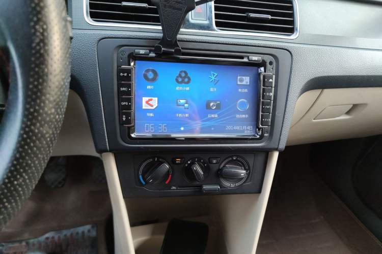 Used Skoda Rapid 2015 1.6L Manual Smart Selection Model Audio And AC Panel