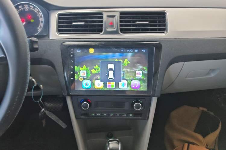 Used Skoda Rapid 2015 1.6L Automatic Preferred Model Audio And AC Panel