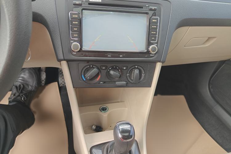 Used Skoda Rapid 2015 1.6L Automatic Smart Selection Model Audio And AC Panel