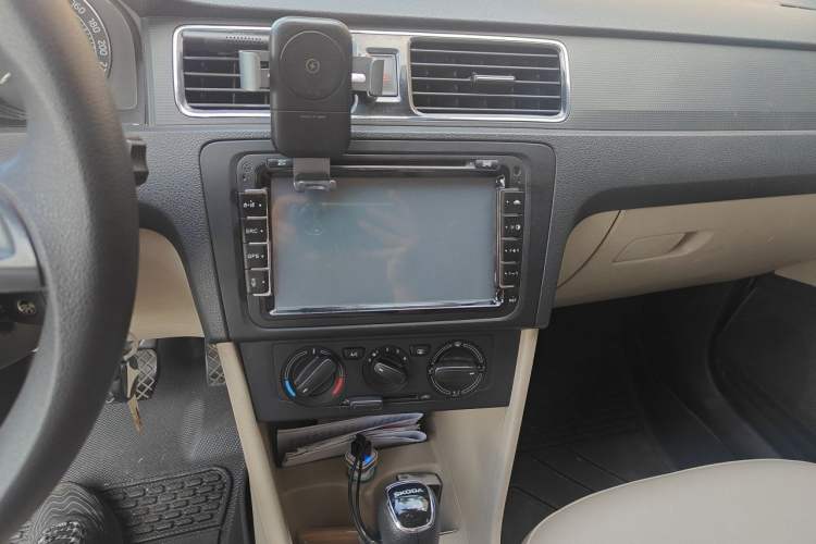 Used Skoda Rapid 2015 1.6L Automatic Smart Selection Model Audio And AC Panel