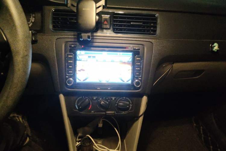 Used Skoda Rapid 2015 1.6L Manual Smart Selection Model Audio And AC Panel