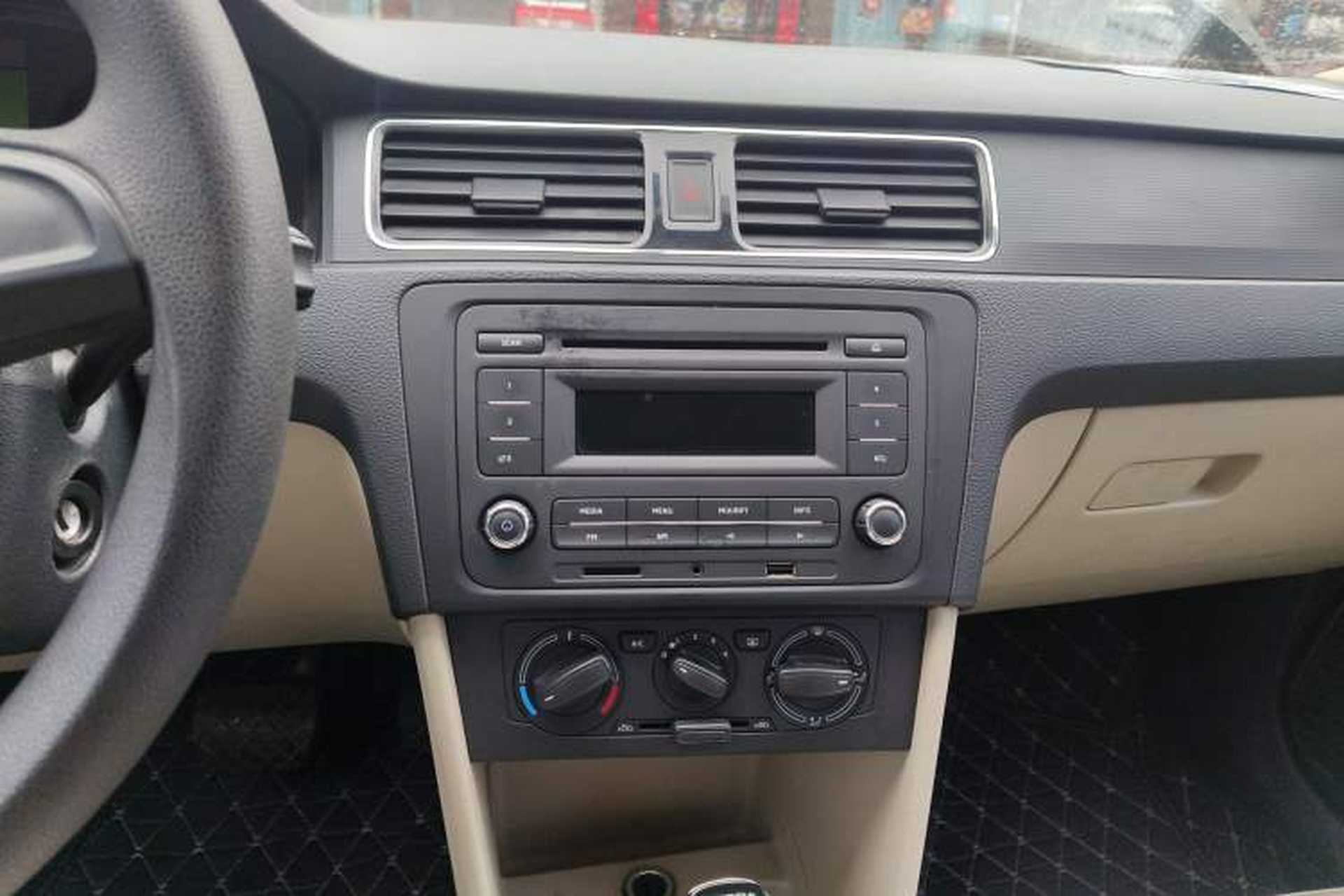 Used Skoda Rapid 2015 1.6L Automatic Smart Selection Model Audio And AC Panel