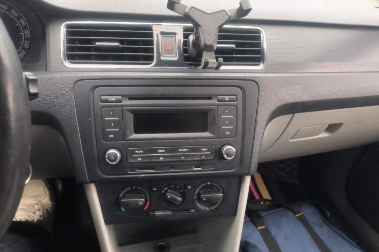 Used Skoda Rapid 2015 1.6L Automatic Smart Selection Model Audio And AC Panel