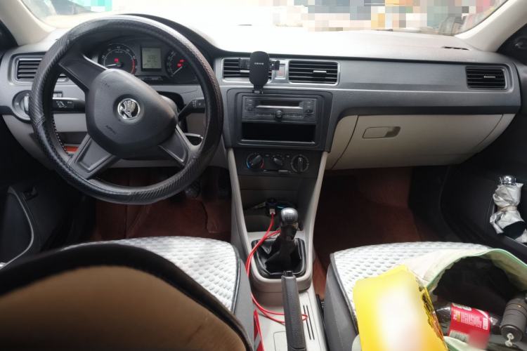 Used Skoda Rapid 2015 1.6L Manual Le Xuan Model Center Console