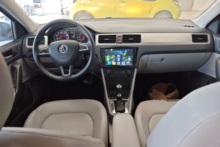 Used Skoda Rapid 2015 1.6L Automatic Preferred Model Center Console