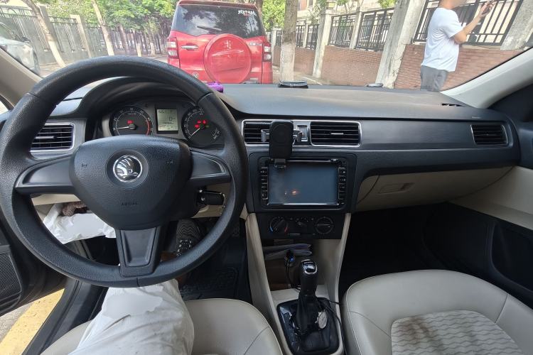 Used Skoda Rapid 2015 1.6L Automatic Smart Selection Model Center Console