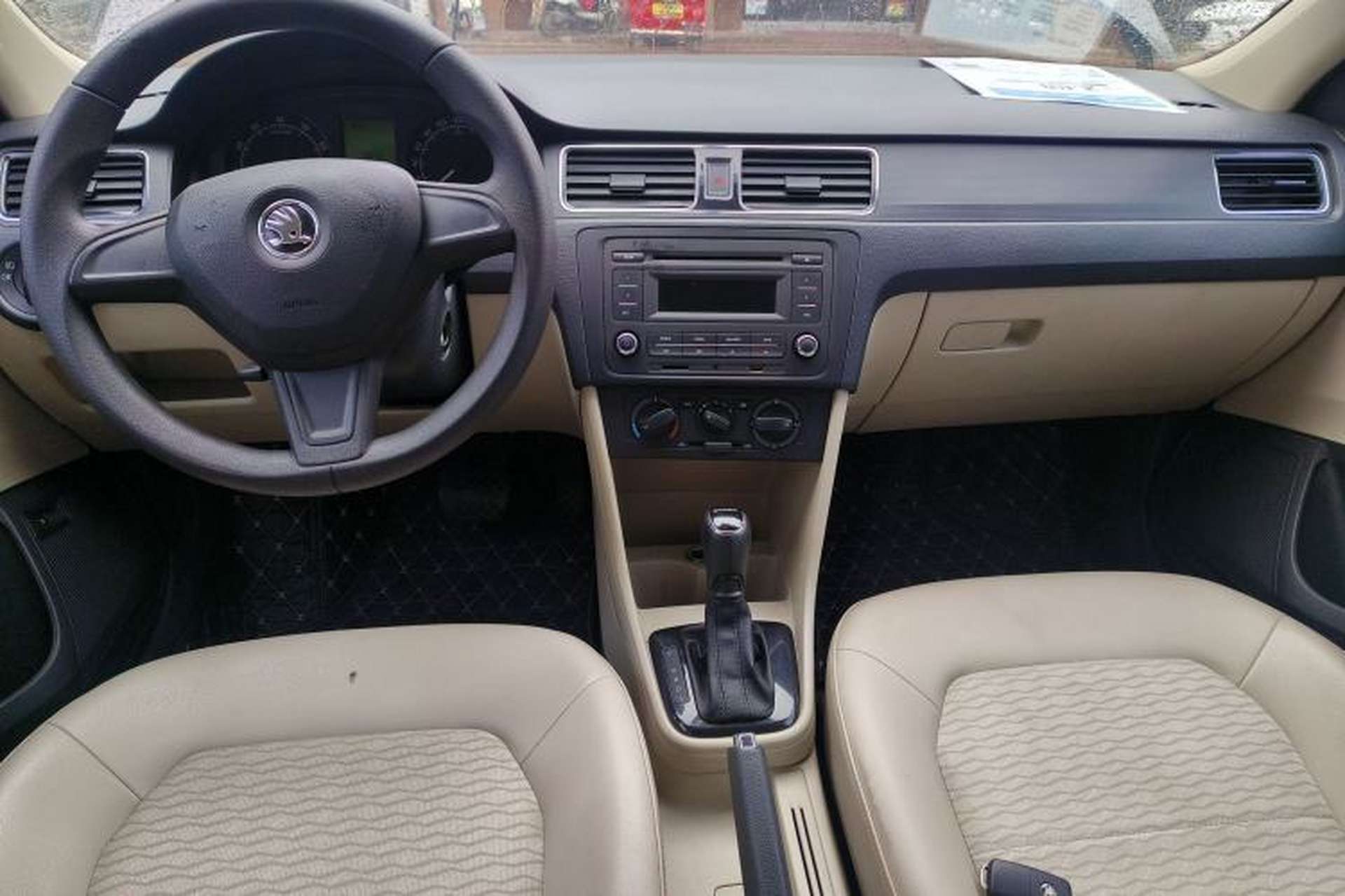Used Skoda Rapid 2015 1.6L Automatic Smart Selection Model Center Console