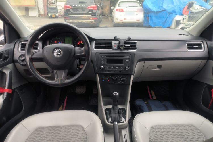 Used Skoda Rapid 2015 1.6L Automatic Smart Selection Model Center Console