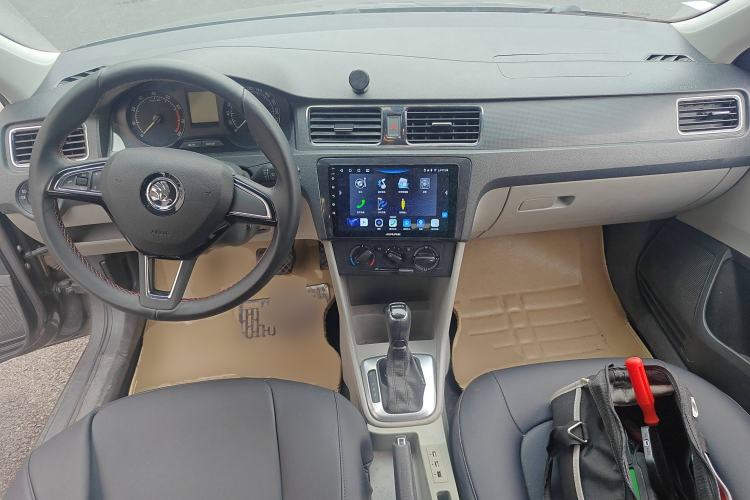Used Skoda Rapid 2015 1.6L Automatic Smart Selection Model Center Console