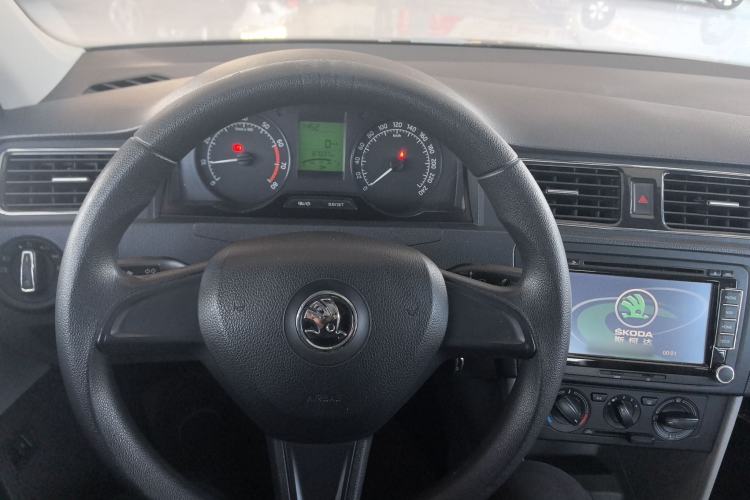 Used Skoda Rapid 2015 1.6L Manual Smart Selection Model Center Console