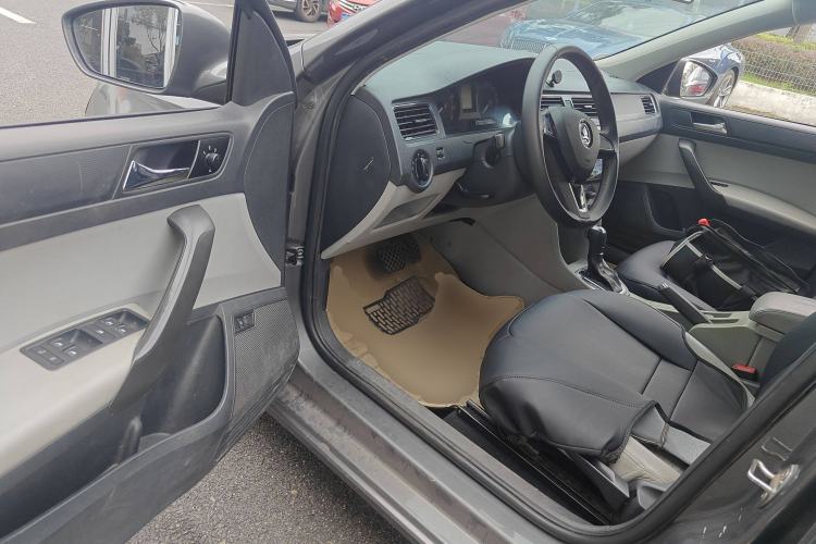 Used Skoda Rapid 2015 1.6L Automatic Smart Selection Model Driver Seat
