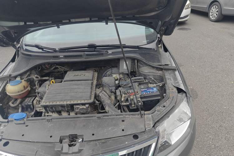 Used Skoda Rapid 2015 1.6L Automatic Smart Selection Model Engine Bay Left
