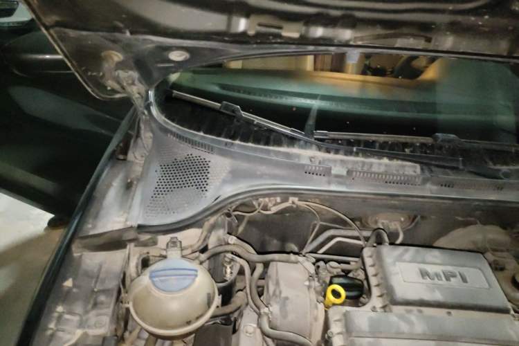 Used Skoda Rapid 2015 1.6L Manual Smart Selection Model Engine Bay Right