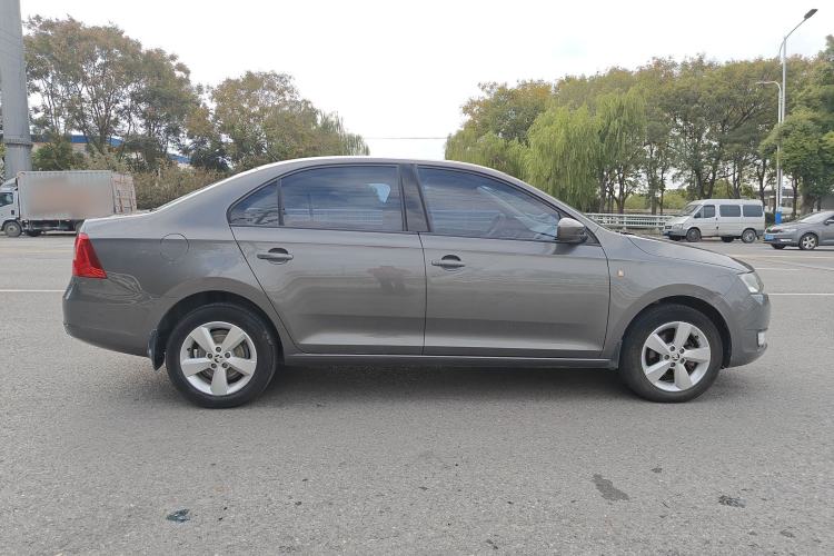 Used Skoda Rapid 2015 1.6L Automatic Smart Selection Model Exterior 3
