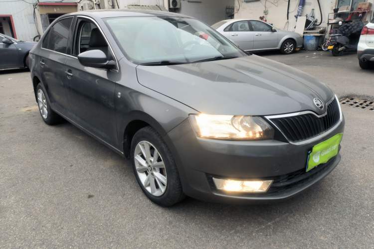 Used Skoda Rapid 2015 1.6L Automatic Smart Selection Model Front Right 45 Deg