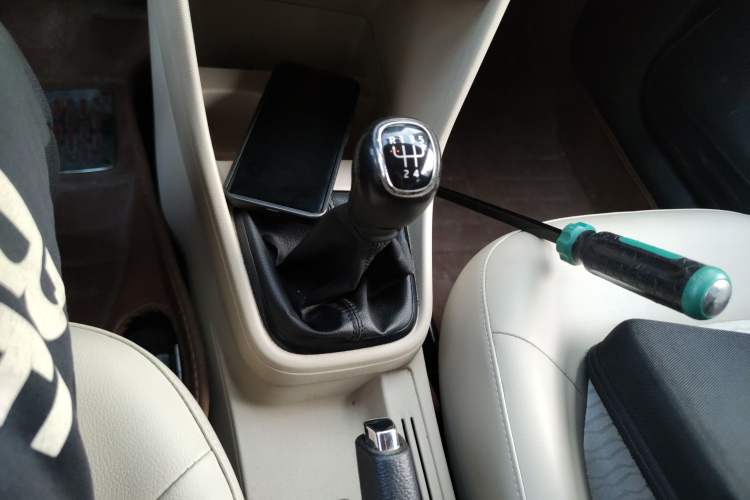 Used Skoda Rapid 2015 1.6L Manual Smart Selection Model Gear Lever