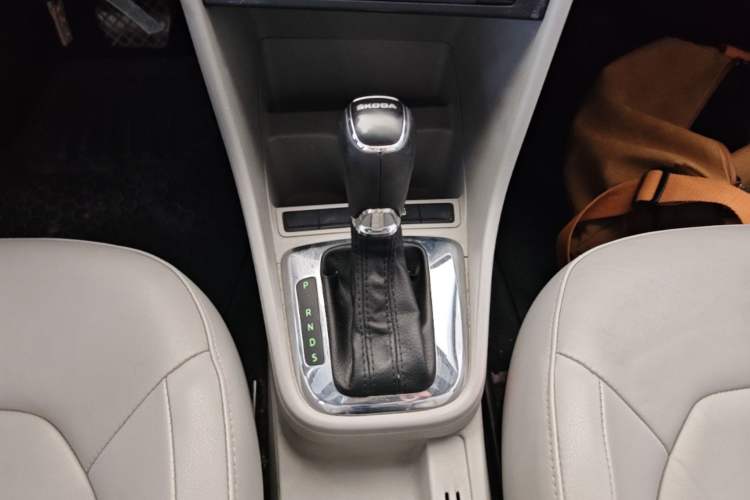 Used Skoda Rapid 2015 1.6L Automatic Preferred Model Gear Lever