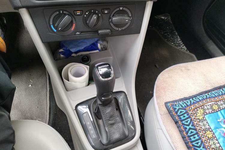 Used Skoda Rapid 2015 1.6L Automatic Smart Selection Model Gear Lever