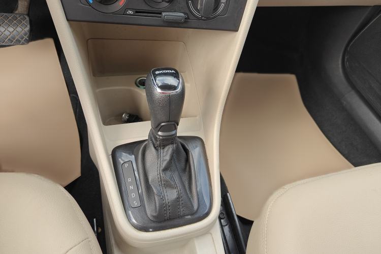 Used Skoda Rapid 2015 1.6L Automatic Smart Selection Model Gear Lever