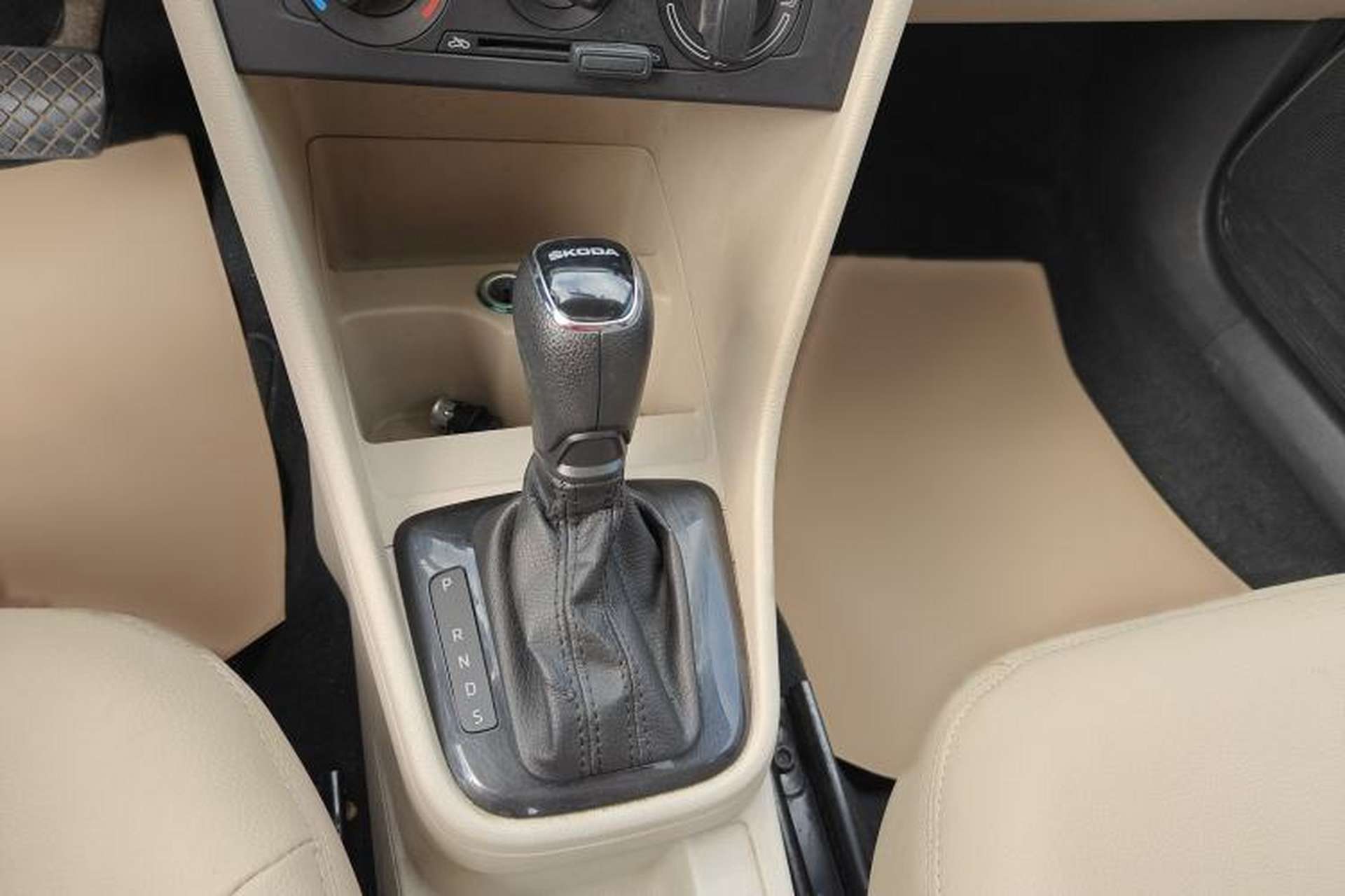 Used Skoda Rapid 2015 1.6L Automatic Smart Selection Model Gear Lever