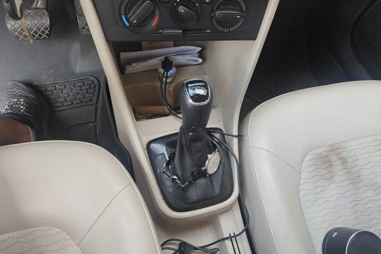 Used Skoda Rapid 2015 1.6L Automatic Smart Selection Model Gear Lever